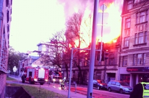 Пожар на улице Калнциема: уничтожена историческая постройка 1907 года