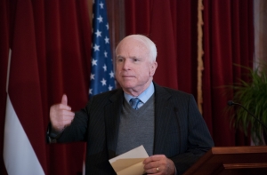 Маккейн в Латвии: необходимы совместные санкции против Путина