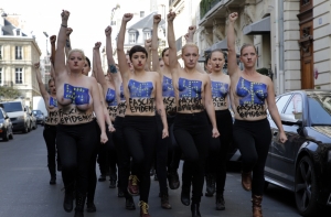 Активистки Femen выступили против эпидемии фашизма в Европе (ВИДЕО)