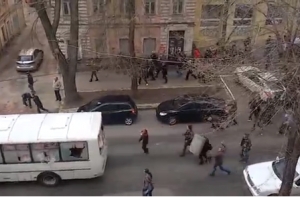 Протестующие прогнали спецназ с центральной улицы в Харькове (ВИДЕО)