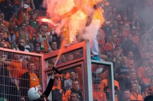 Охранник стадиона поджег польского фаната, попытавшись потушить «фаер» (ВИДЕО)