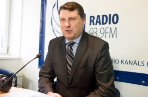 Министр обороны: НАТО защищает нас от России