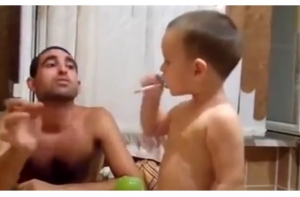 Шокирующее видео в интернете: отец дает закурить малолетнему ребенку (ВИДЕО)