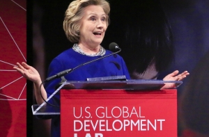 В Хиллари Клинтон бросили ботинок во время ее лекции в Лас-Вегасе (ВИДЕО)