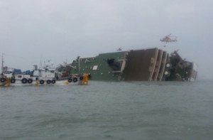 Паром с 477 пассажирами потерпел бедствие в Южной Корее (ФОТО)