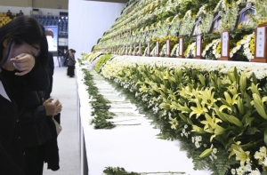 Количество жертв крушения парома Sewol превысило 180