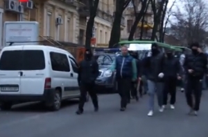 Сотни фанатов вливаются в проукраинский митинг в Харькове (ВИДЕО)