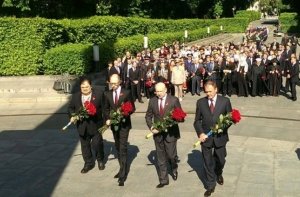 Все президенты Украины, кроме Януковича, возложили цветы к Вечному огню