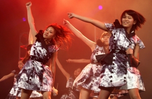 В Японии мужчина с пилой напал на участниц поп-группы