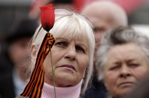 В День Победы в Киеве вместо георгиевской ленточки будут использовать «красный мак»