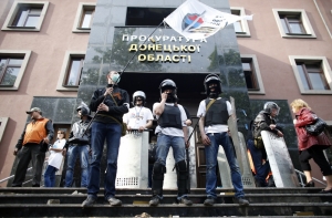 Сторонники федерализации осадили здание прокуратуры в Донецке (ФОТО)