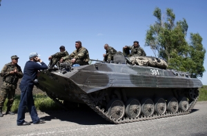 Украинские военные пригрозили Яценюку повернуть колонну на Киев (ВИДЕО)