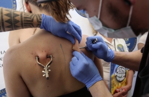 В Киеве установили рекорд спуска на троллее, «подвешенном за кожу» (ФОТО)