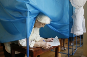 На украинских выборах зафиксировано свыше 360 нарушений