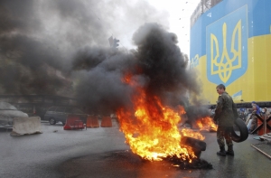 Активисты Евромайдана жгут покрышки в знак протеста (ФОТО)