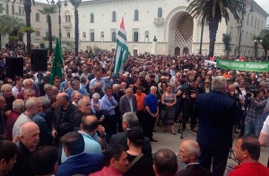 В Абхазии штурмуют администрацию президента