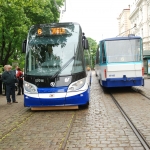 Рига: девушки вытолкнули контролера из трамвая