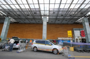 В Вильнюсе рухнула часть крыши торгового центра: есть пострадавшие (ФОТО)