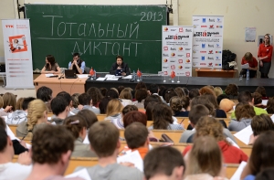 Победителем «Тотального диктанта» в Латвии стала учительница английского