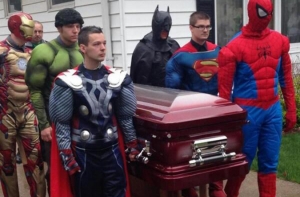 Супергерои похоронили умершего от рака мальчика