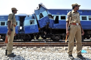 В Индии столкнулись поезда: десятки жертв (ВИДЕО)