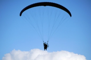 Родители заставили 11-месячного ребенка полетать на парашюте (ВИДЕО)