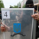 Жители Юго-Востока Украины в знак протеста разбивают урны (ФОТО)