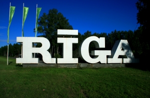 На белых буквах RĪGA на въезде в столицу появилось поздравление с 9 мая