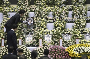 Водолазы вскроют иллюминаторы парома «Севол», чтобы найти пропавших