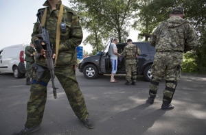 Нацгвардия грубо обращается со связанными журналистами LifeNews