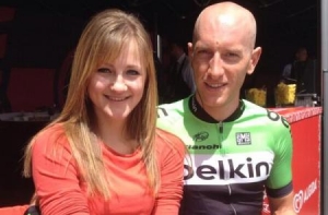 Голландский велогонщик сделал предложение своей девушке во время заезда