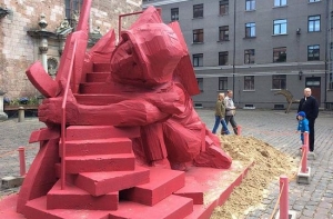 Блогеры: в Риге установили горку в виде эсэсовца (ФОТО)