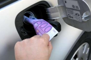 Торговцы горючим впервые с начала года повысили цены на бензин