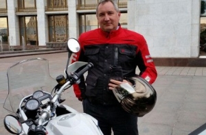 Рогозин пересел на мотоцикл, чтобы не создавать лишних пробок (ФОТО)