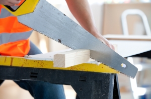 Елгава: покупатель не заплатил за булочки и ранил пилой охранников