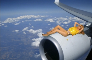 Новая форма стюардесс стала призывом к насилию (ВИДЕО)