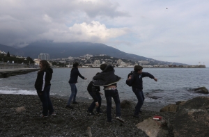 Выпускники в Ялте спели на линейке гимн Украины (ВИДЕО)