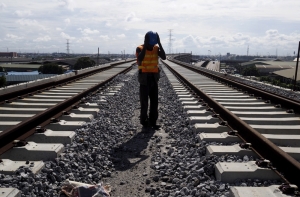 Под Киевом разобрали рельсы и пустили под откос локомотив