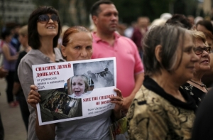 Участники митинга в Донецке растоптали конфеты фабрики Порошенко (ВИДЕО)