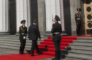 Порошенко отправил на войну упавшего в обморок солдата (ВИДЕО)