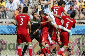 Иранским футболистам запретили обмениваться футболками с соперниками