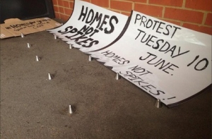 Мэр Лондона  призвал убрать «шипы против бездомных» у элитного здания (ФОТО)