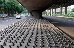 В Лондоне стали бороться с бездомными с помощью шипов