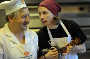 Участник группы Aarzemnieki побывал в роли хлебопека на Rīgas Dzirnavnieks (ФОТО, ВИДЕО)