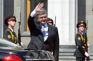 Порошенко намерен прекратить огонь на востоке Украины