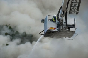 В Резекне горит церковь: рухнула крыша