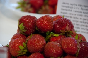 Стоматологи нашли у клубники и чая способность отбеливать зубы