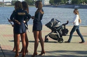Женщинам-полицейским запретили укорачивать юбки