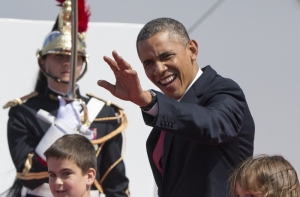 Обаму раскритиковали за жвачку на памятной церемонии в Нормандии