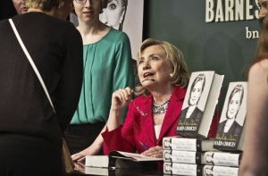 Хиллари Клинтон выпустила мемуары и объяснилась по поводу финансовых неурядиц